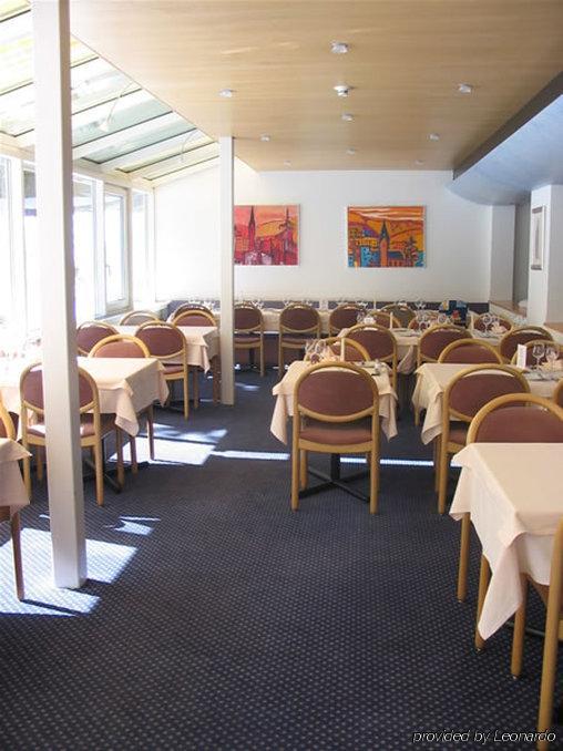Hotel Cresta دافوس المطعم الصورة